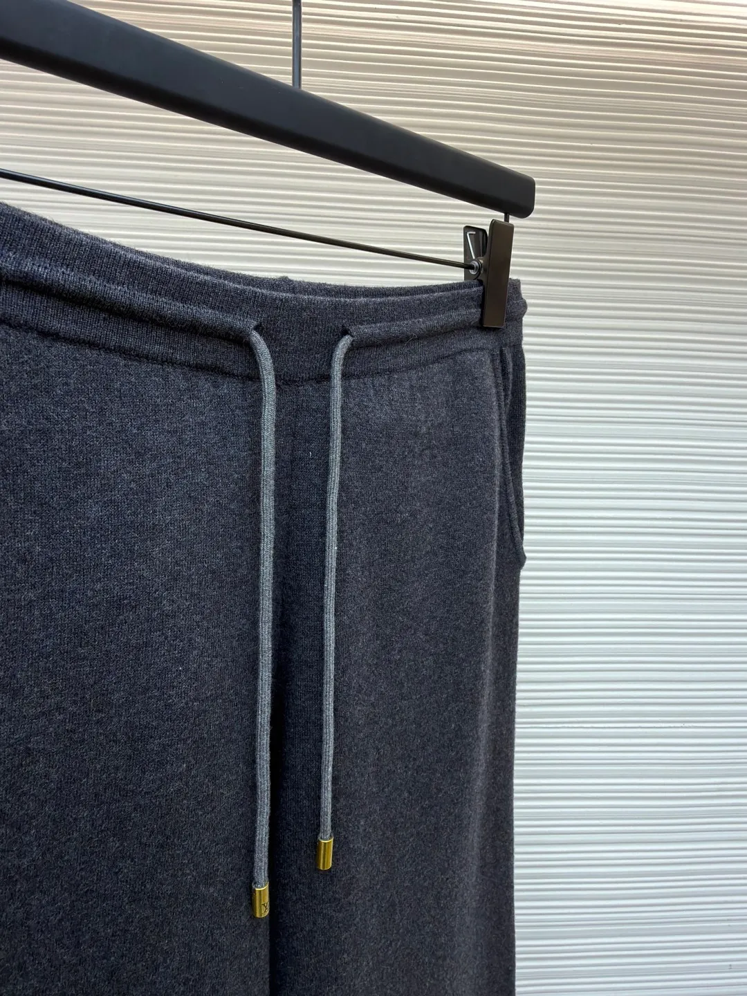 LOUIS VUITTON wool knitted printed leggings trousers ●Original version: Purchased and developed by 13100 ●Item number: 1682079-B70 ●Fabric: wool blended fabric ●Technology: knitted ●Color: gray ●Version: fitted version ●Weight: about 500 grams ●Size: S-M-L-XL ●Description: Wool custom-dyed with 48s cashmere blended imported yarn, imported Stoll 14-needle double-sided jacquard process, a single piece takes 280 minutes per piece, the pockets are made of 60s modal cotton, the cashmere feels very soft and waxy, with high warmth retention, custom-made logo zipper, specific three-label washing, the overall routing is straight and delicate, the fabric is comfortable and soft, the color is consistent and no color difference It can be matched with the same style to create a fashionable look, and can be used in various occasions. Customized accessories, complete with three standards, same style for men and women!